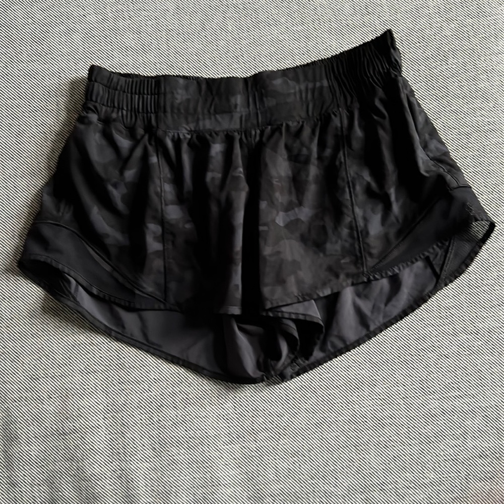 Lululemon Hotty Hot Shorts Camo Size 6. NWOT
Low rise, 2.5 inches inches in seam